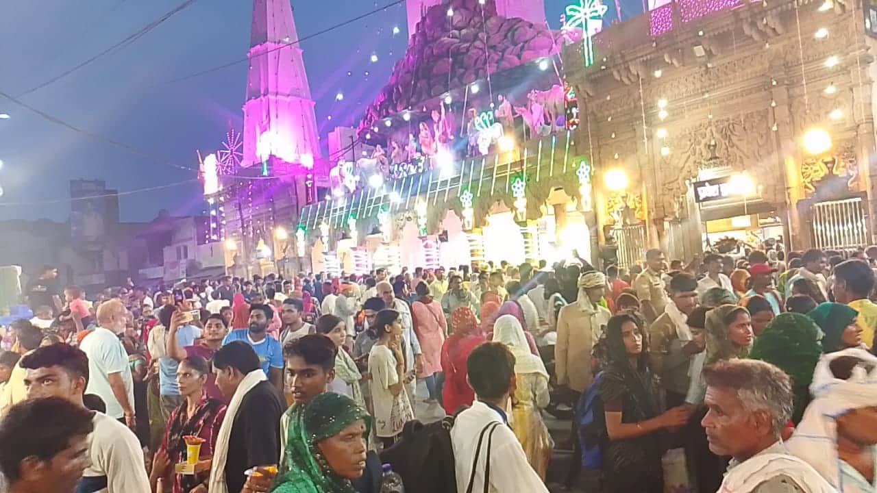 huge crowd of pilgrims reached at govardhan parikrama in mathura
