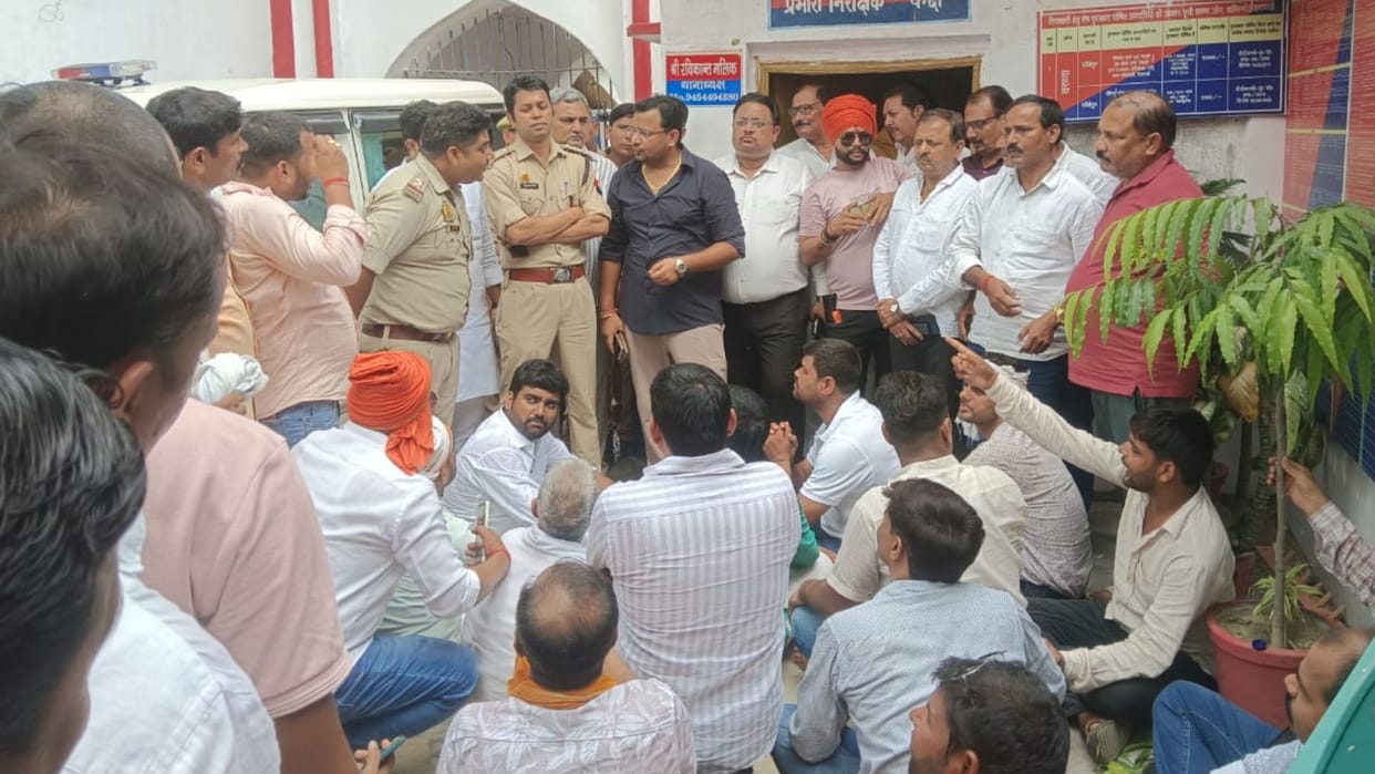 Leaders protest against cabinet minister in Varanasi protest for three hours in police station