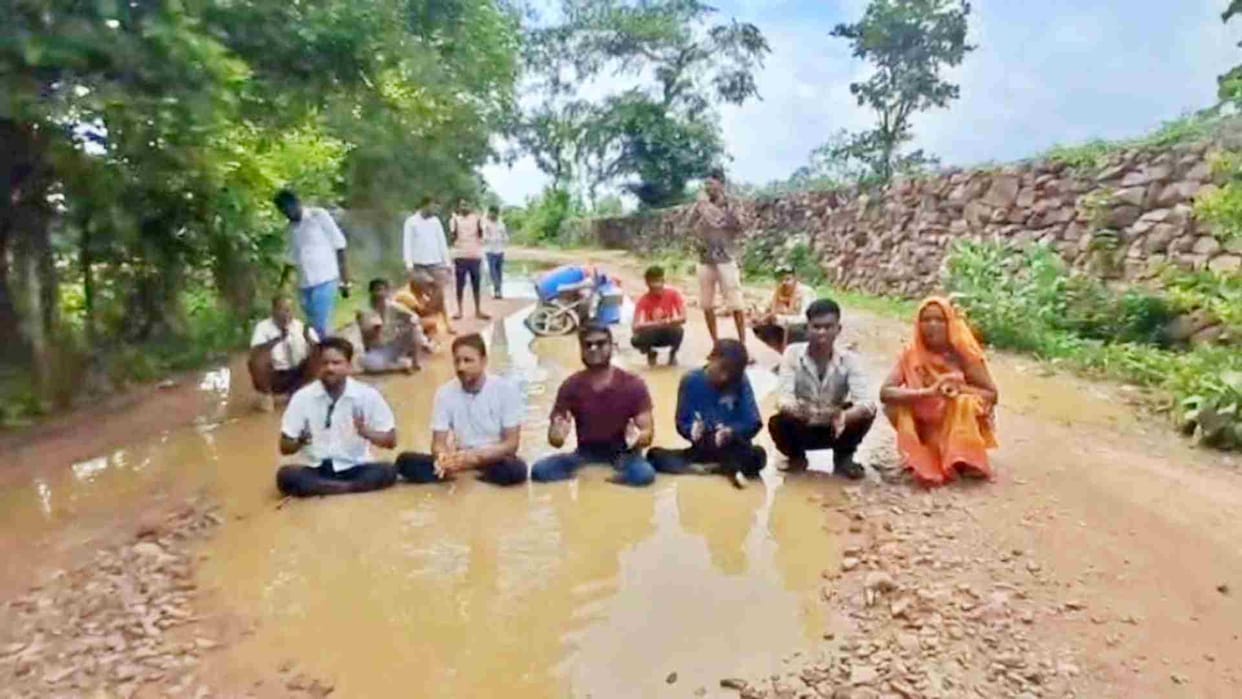 Chhatarpur News: Unique protest by villagers against the dilapidated road near Khajuraho