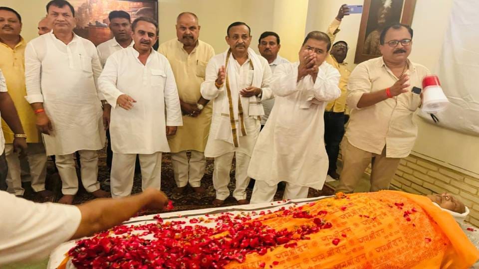 body of former MP Kunwar Anand Singh reached his native village Mankapur crowd gathered for last darshan