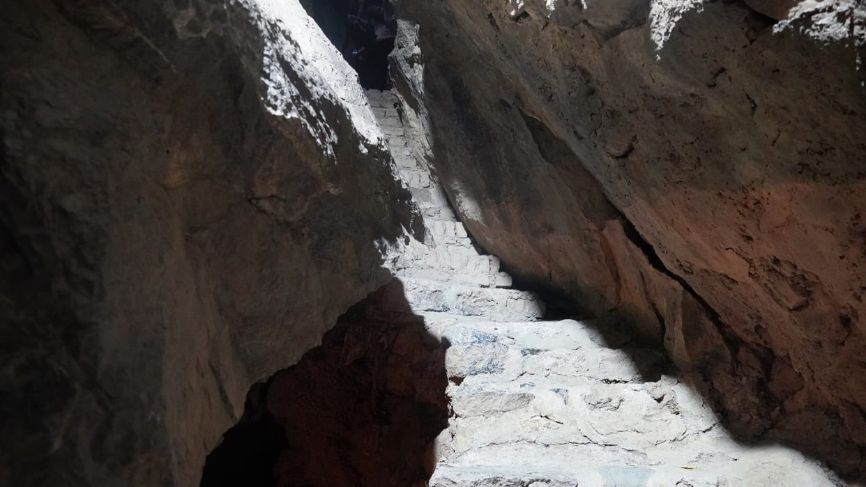 Patal Bhuvaneshwar Cave Temple Uttarakhand Ancient Site Linked to End of the World Mystery details in Hindi