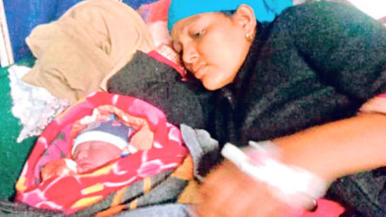 Shimla: The road was closed, the delivery had to be done in the middle of the road, mother and child are healt