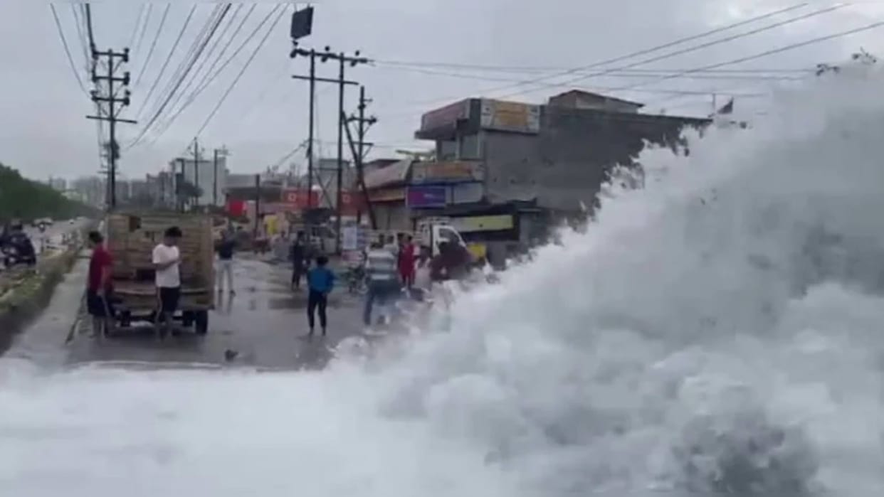 There was a sudden flood of water on the road neither it rained nor the drain was filled Video goes Viral
