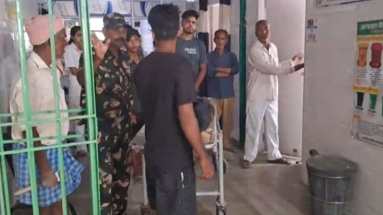 Bihar News: शव ले जाने को नहीं मिला वाहन, अस्पताल प्रशासन के खिलाफ परिजनों का हंगामा