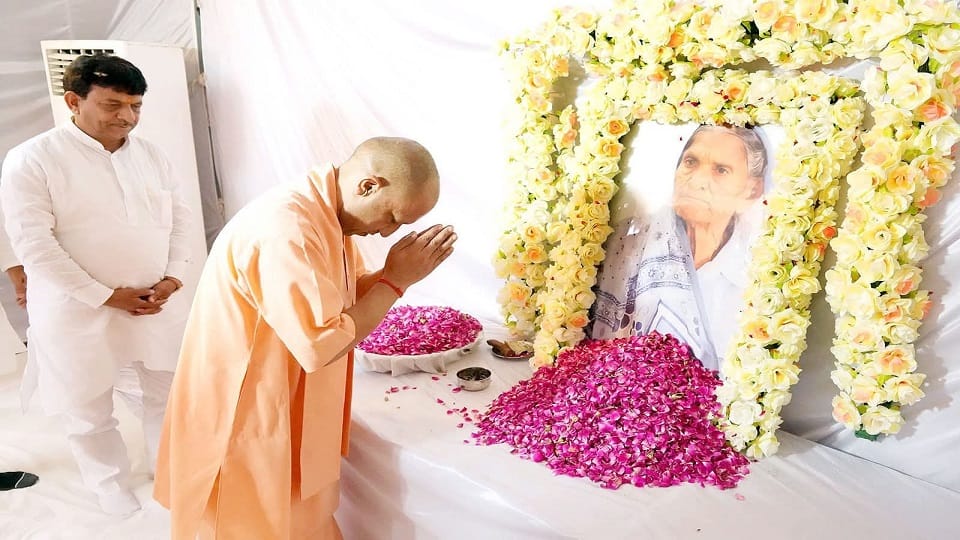 Bijnor: CM Yogi reached the house of Organization General Secretary, expressed grief over the death of mother