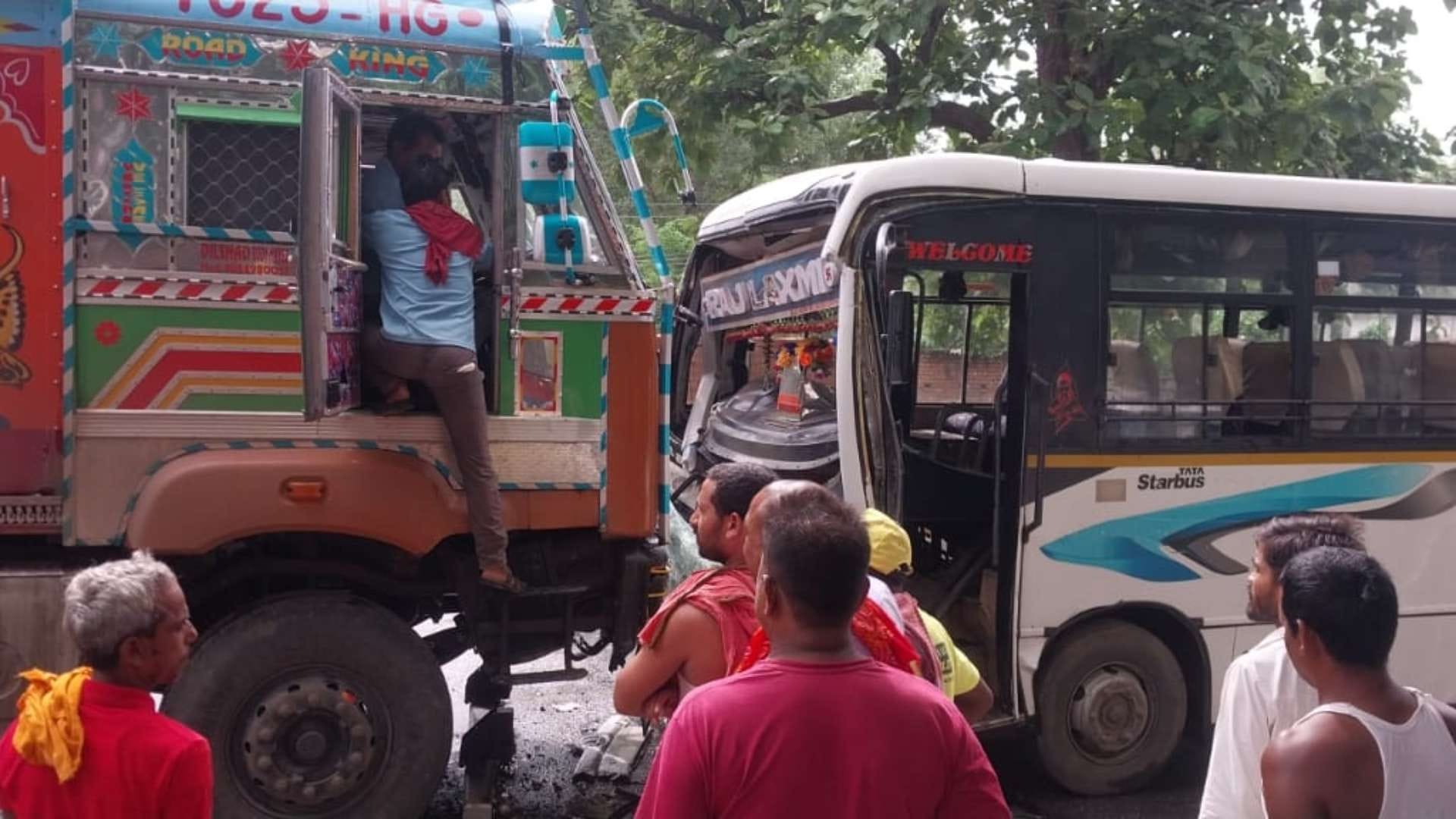 तेज रफ्तार ट्रक और यात्री बस की टक्कर