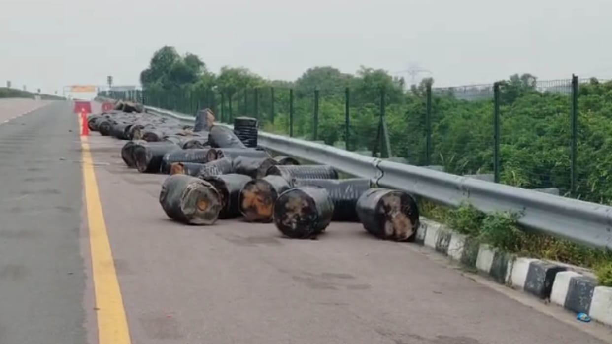 Kannauj: Trailer truck overturned, tar drums scattered, driver and helper injured