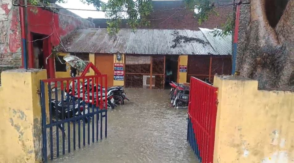 Heavy rain in Kasganj halted rail traffic and waterlogging in power house