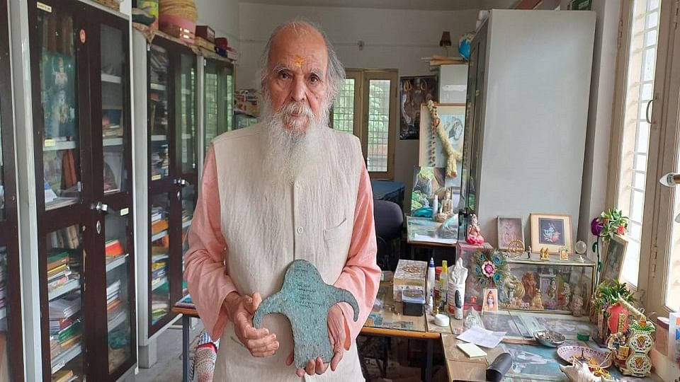 पद्मश्री पुरातत्ववेत्ता डॉ. यशोधर मठपाल के हाथ में मूर्ति