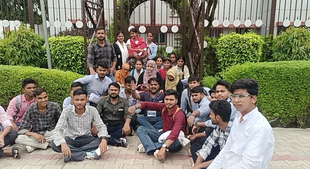 Students created a ruckus in Agra University broke the lock of the secretariat