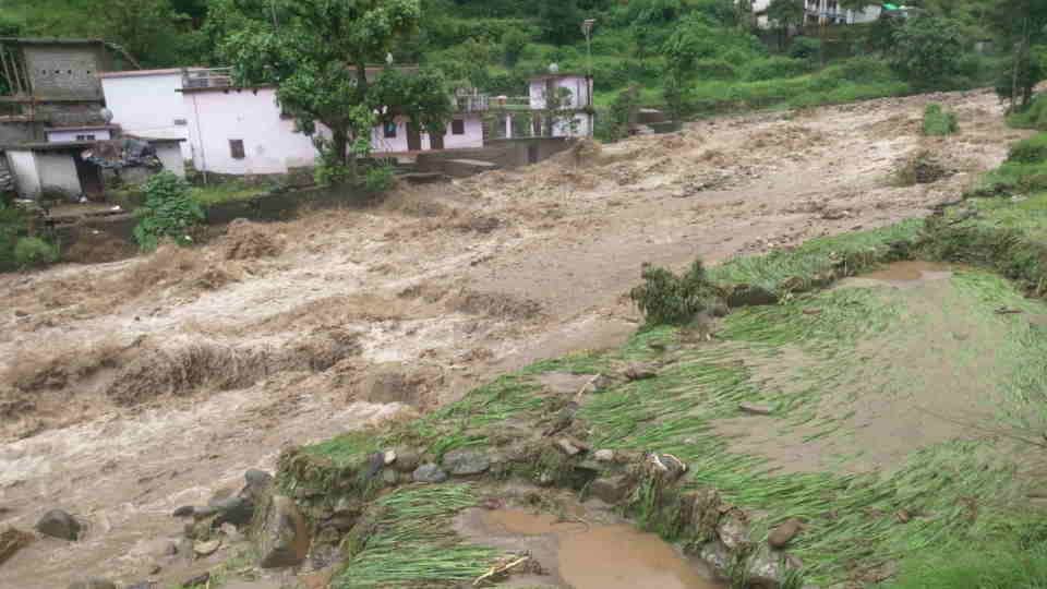 Chamoli News Extreme Rainfall in Nandanagar people fled their homes Houses in Danger