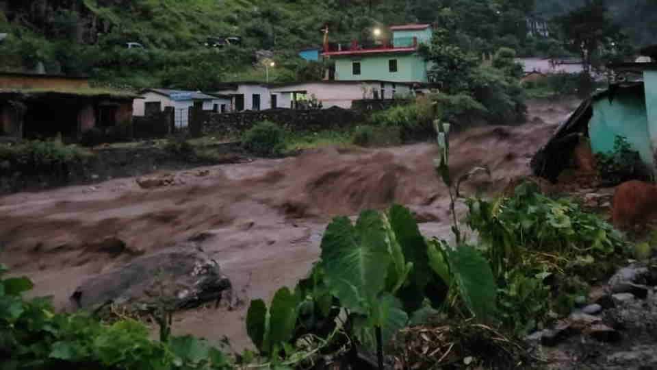 Chamoli News Extreme Rainfall in Nandanagar people fled their homes Houses in Danger