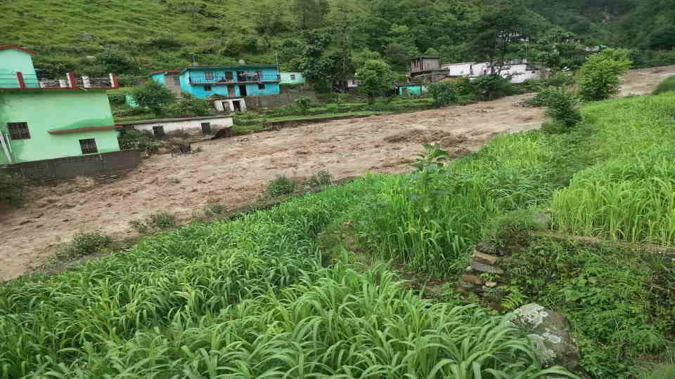 Chamoli News Extreme Rainfall in Nandanagar people fled their homes Houses in Danger