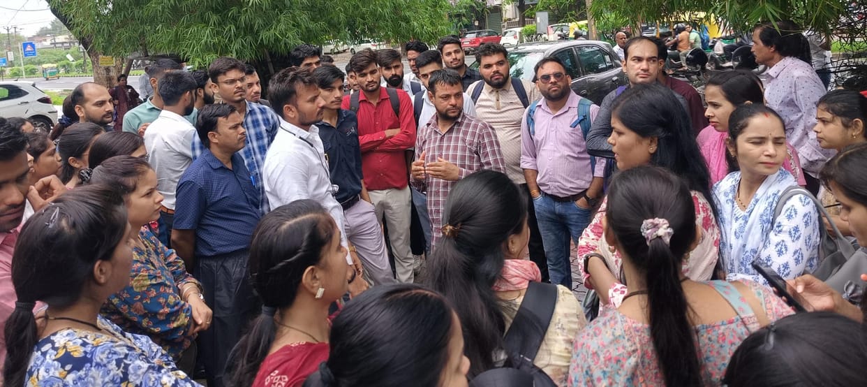 Bhopal: Student organization protested against the news of closure of MP's only medical university, staged a s