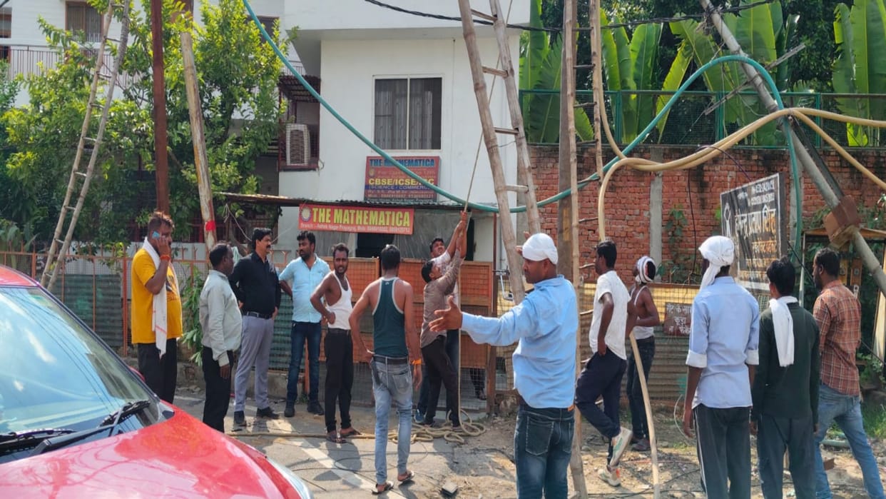 11 thousand volt line pulled by high speed dumper, power went off in more than 500 houses