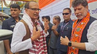 केंद्रीय कृषि मंत्री शिवराज सिंह का स्वागत करते बीजेपी प्रदेश अध्यक्ष किरण सिंहदेव