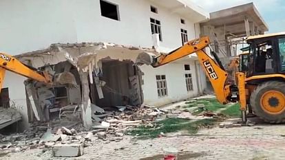 Bulldozer roared on mansion of Changur accused of conversion luxurious house is being demolished