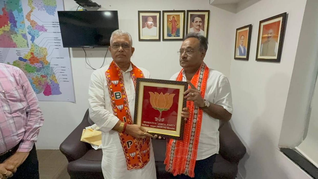 Ex-Bengal BJP chief Dilip Ghosh meets incumbent Samik Bhattacharya, signals truce before 2026 polls