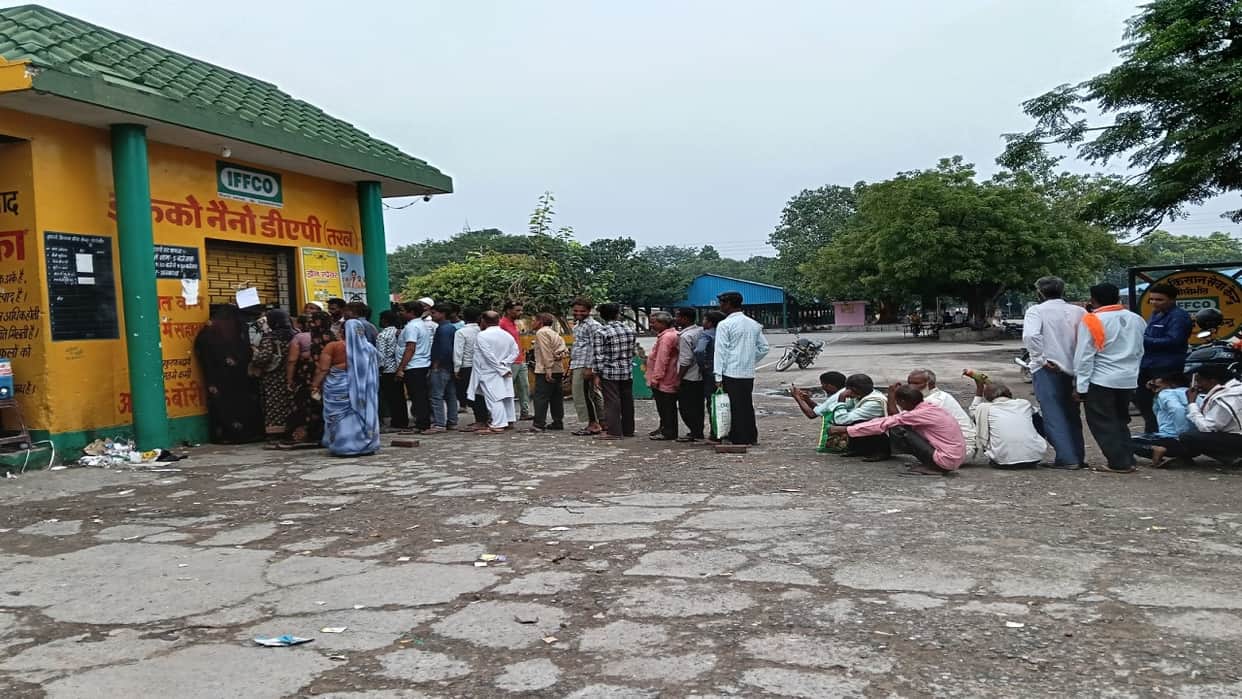 Farmers are troubled due to shortage of fertilizers in Pilibhit