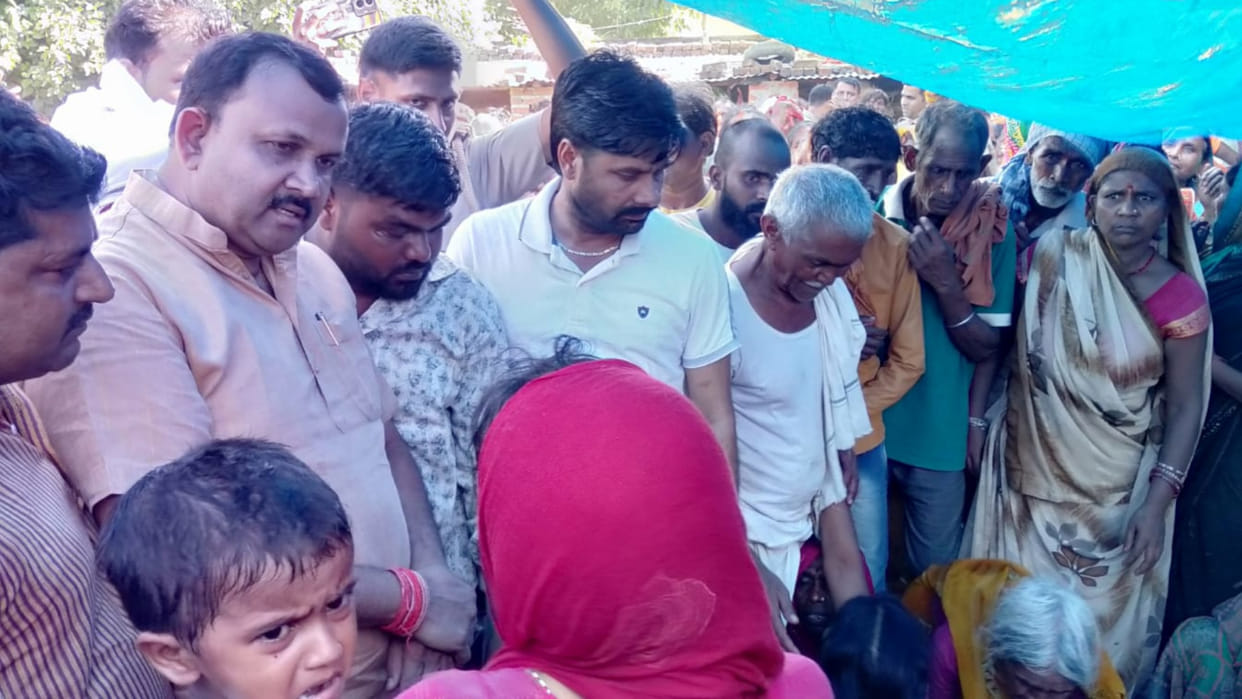 In Gorakhpur,  A youth injured in a beating dies, his family members stop the police from taking his body