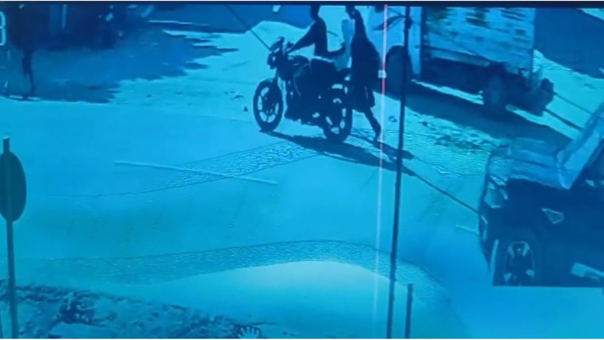 In Gorakhpur, Bike riding miscreants snatched a woman's purse and a girl's phone in broad daylight