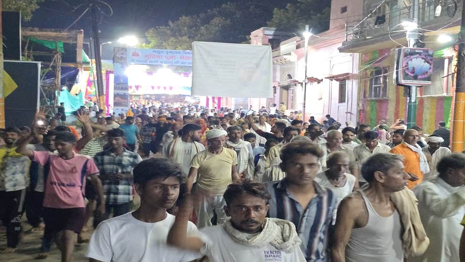 huge crowd of devotees gathered to perform Parikrama of Giriraj Ji in Mudia purnima mela in Govardhan in Math