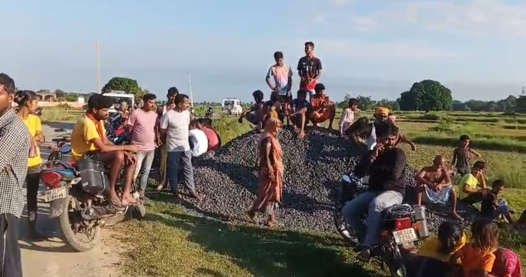 Bihar: High speed Hiva hits bike rider dies on the spot news in hindi