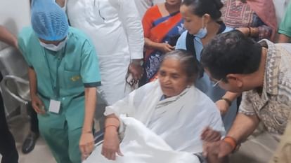 Haapur: Minister Gulab Devi injured in road accident, accident occurred due to a sudden car coming in front of the convoy Minister Gulab Devi Met With An Accident in Hapur