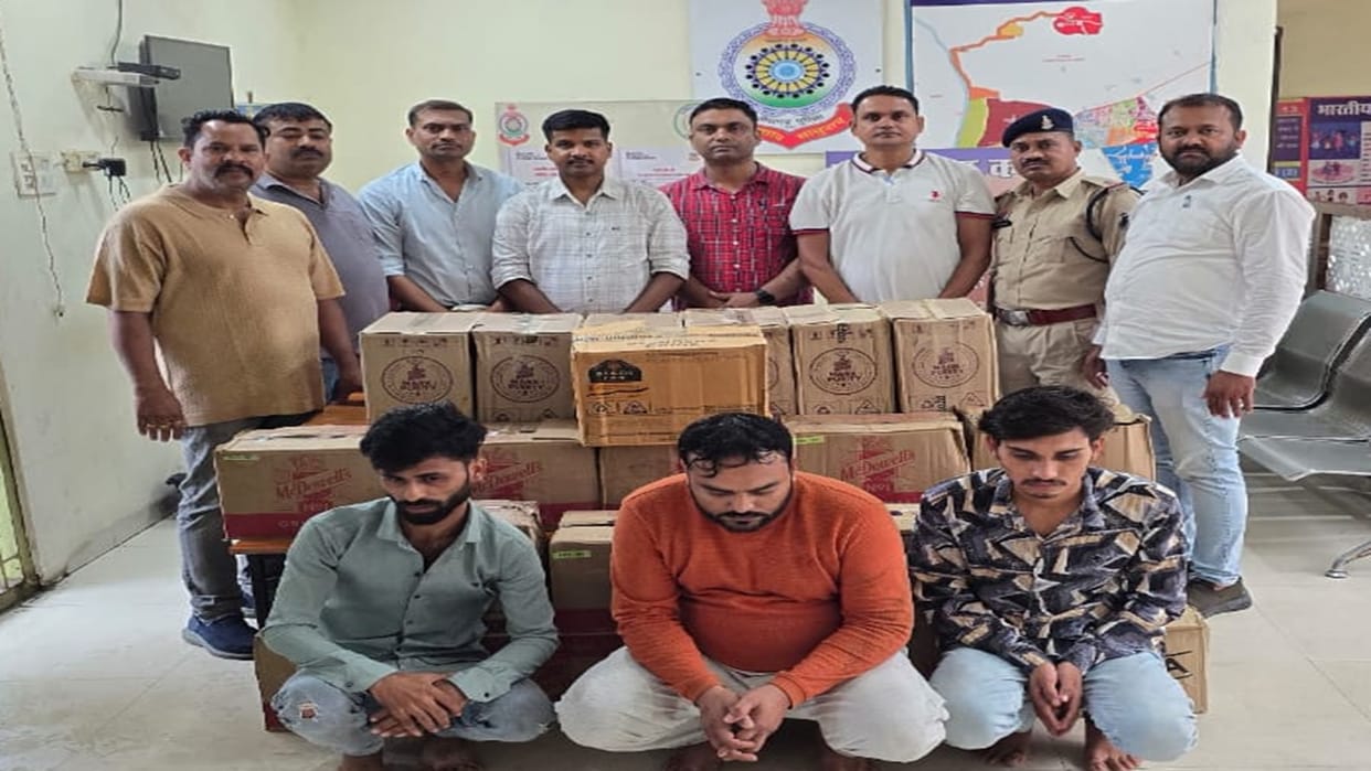 Three accused arrested for illegally transporting illegal liquor manufactured in Madhya Pradesh in Raipur