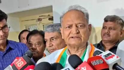 मीडिया से बातचीत के दौरान पूर्व मुख्यमंत्री अशोक गहलोत
