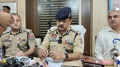 जानकारी देते पंजाब पुलिस के एडीजीपी अर्पित शुक्ला।