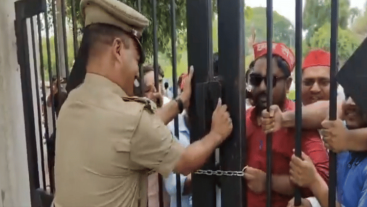 Aligarh News: विद्यालयों के विलय पर सपाइयों ने कलेक्ट्रेट के गेट पर जड़ा ताला, पुलिस से धक्का-मुक्की