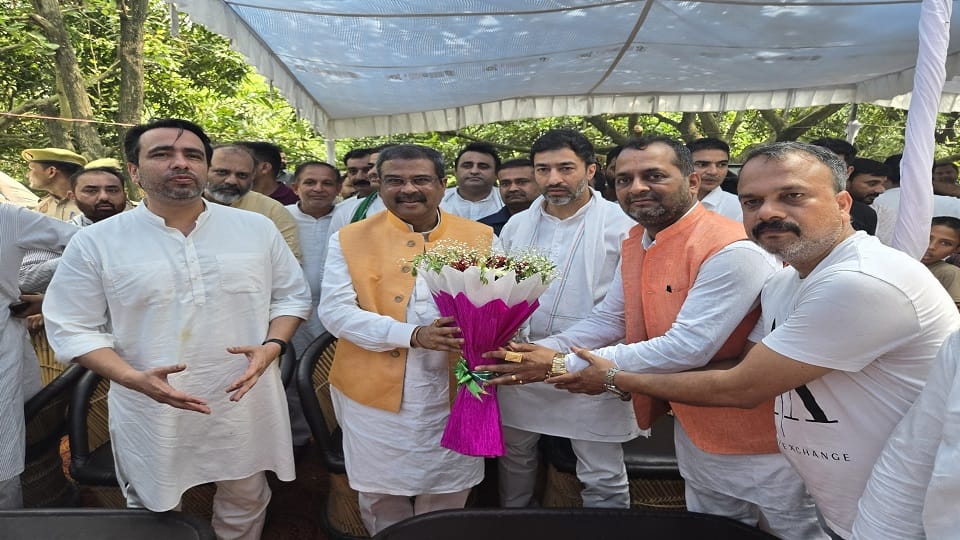 Meerut: Union Education Minister told farmers the formula to increase income, have to take help of AI