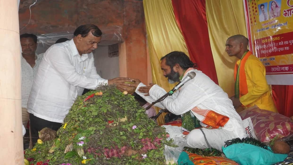 BJP Vice President Shivratan Sharma arrived to listen to Bhagwat Katha