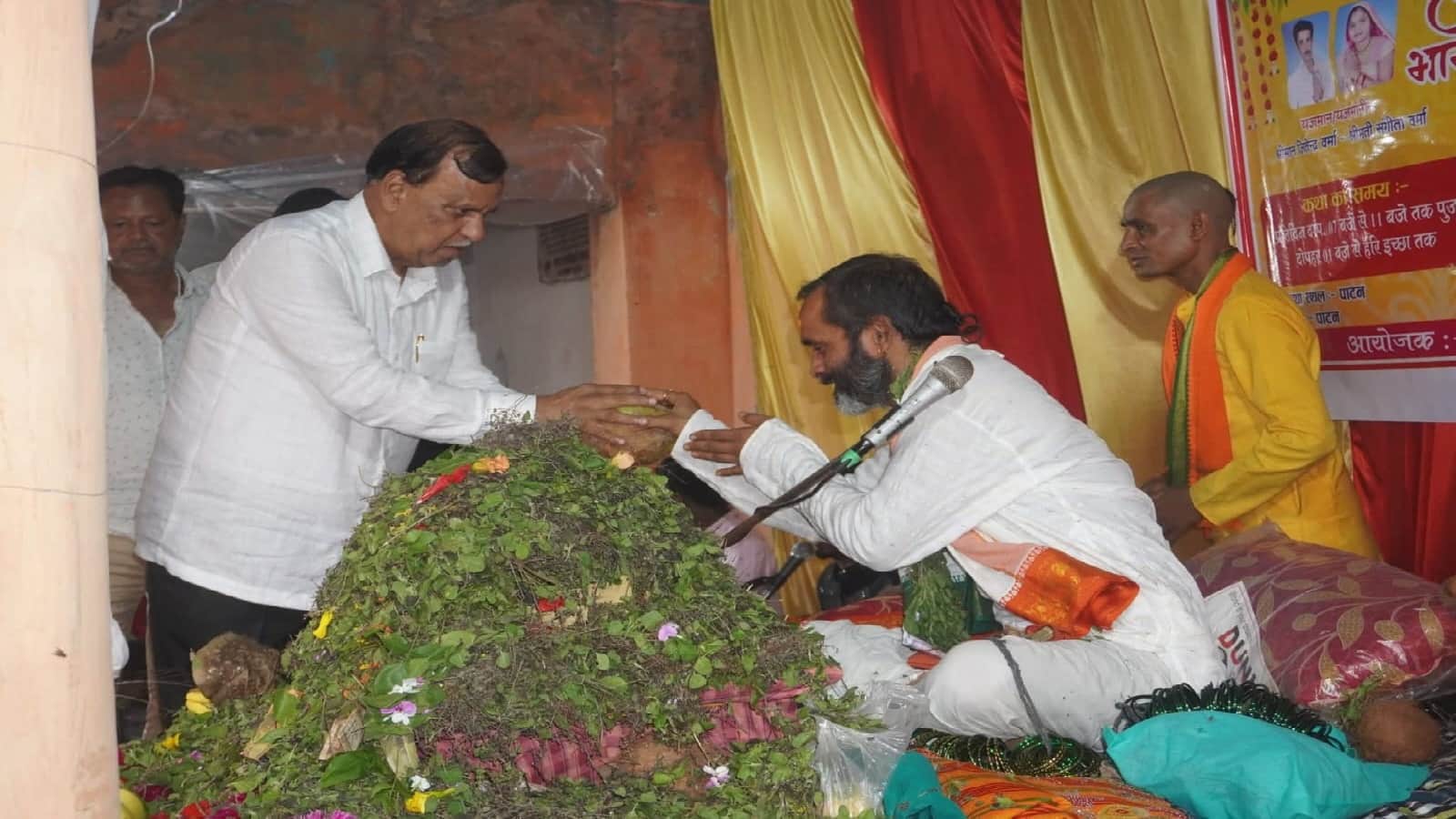 कथा का श्रवण करने पहुंचे भाजपा के प्रदेश उपाध्यक्ष शिवरतन शर्मा