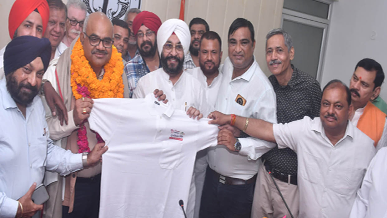 Kanpur: District Magistrate unveiled the jersey of environmental protection campaign My Dream Kanpur Green