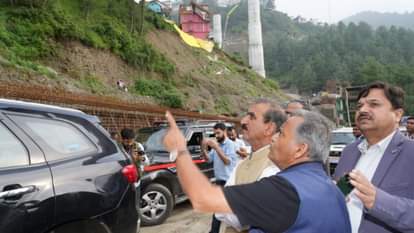 मुख्यमंत्री सुखविंद्र सिंह सुक्खू संवेदनशील स्थलों का निरीक्षण करते हुए।