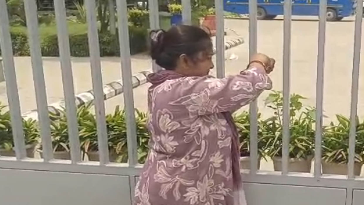 Kanpur: Councilor tied a bell at the Metro office and protested against arbitrariness