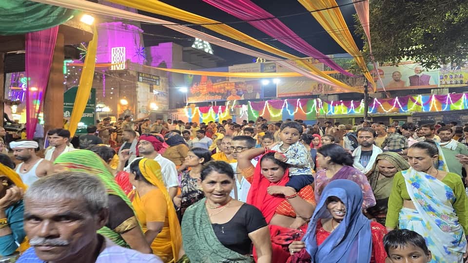 huge crowd of devotees gathered to perform Parikrama of Giriraj Ji in Mudia purnima mela in Govardhan in Math