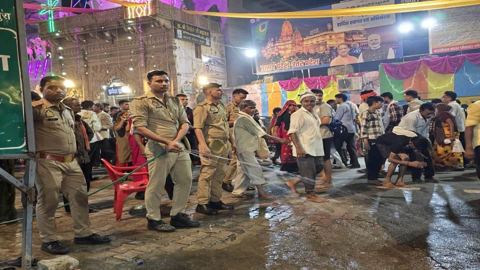 huge crowd of devotees gathered to perform Parikrama of Giriraj Ji in Mudia purnima mela in Govardhan in Math