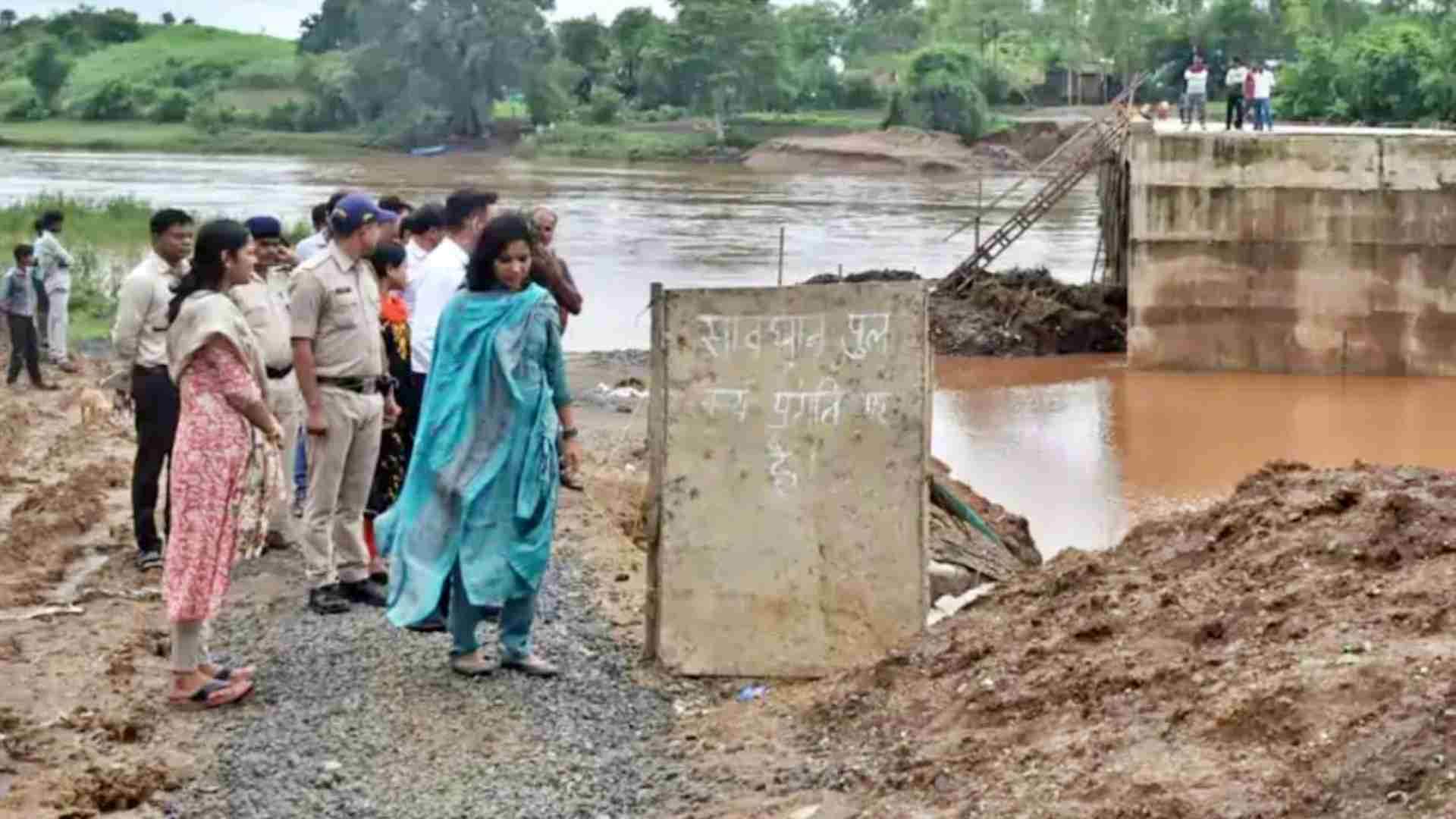 नर्मदा नदी का जलस्तर बढ़ा।