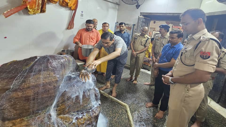 huge crowd of devotees gathered to perform Parikrama of Giriraj Ji in Mudia purnima mela in Govardhan in Math