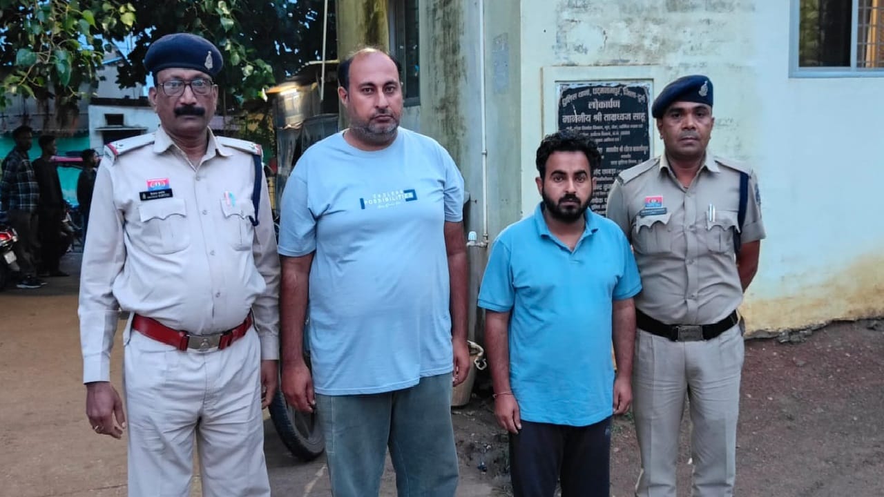 पुलिस की गिरफ्त में आरोपी