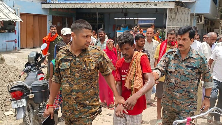 Bihar News: एनएच-31 पार कर रहे बुजुर्ग से मोबाइल झपटमारी, भीड़ ने चोर को पोल से बांधकर पीटा