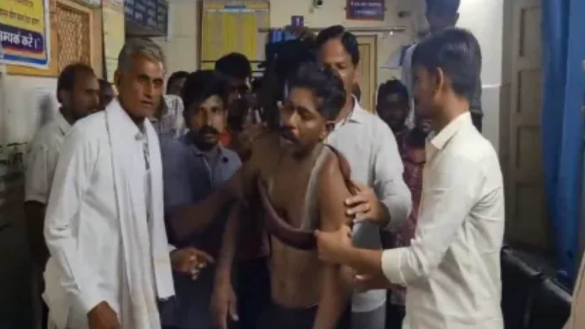 अस्पताल में घायल ग्रामीण