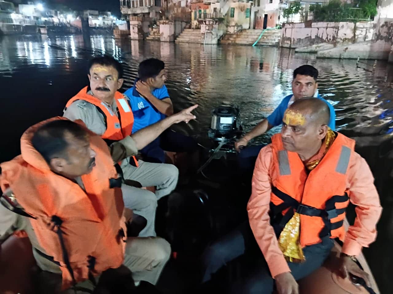 huge crowd of devotees gathered to perform Parikrama of Giriraj Ji in Mudia purnima mela in Govardhan in Math