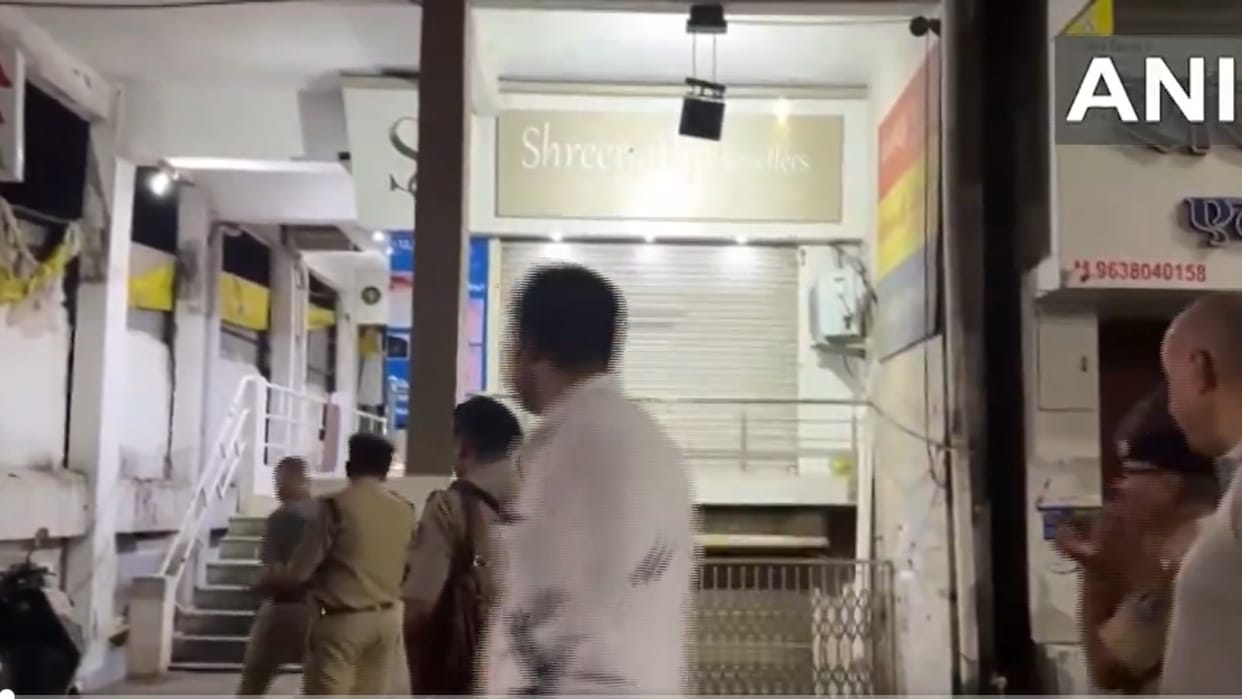 Gujarat Jewellery showroom looted in Surat;  jeweller killed, one accused arrested