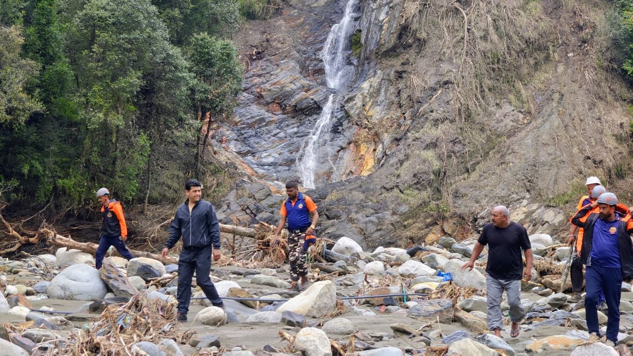 ITBP reached Jhugandh and Dhaniyar of Thunag after nine days provided relief to affected people
