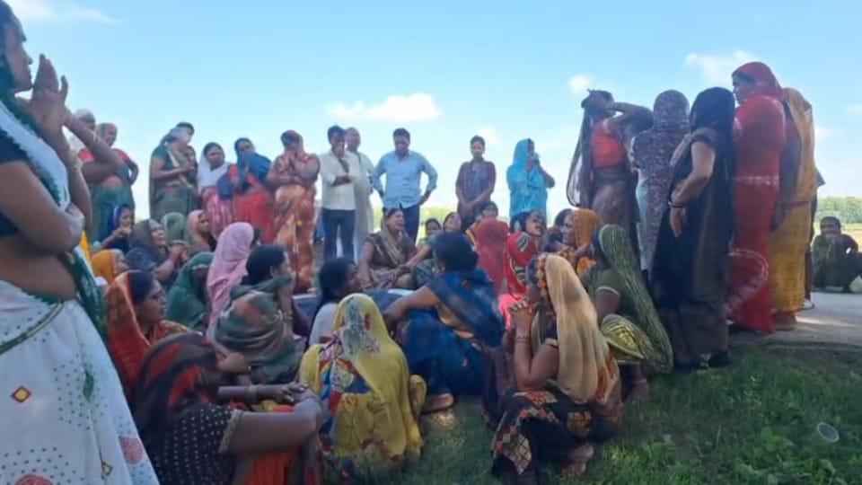 Tantrik beats woman in name of exorcism strangled woman death due to drinking dirty water In Azamgarh