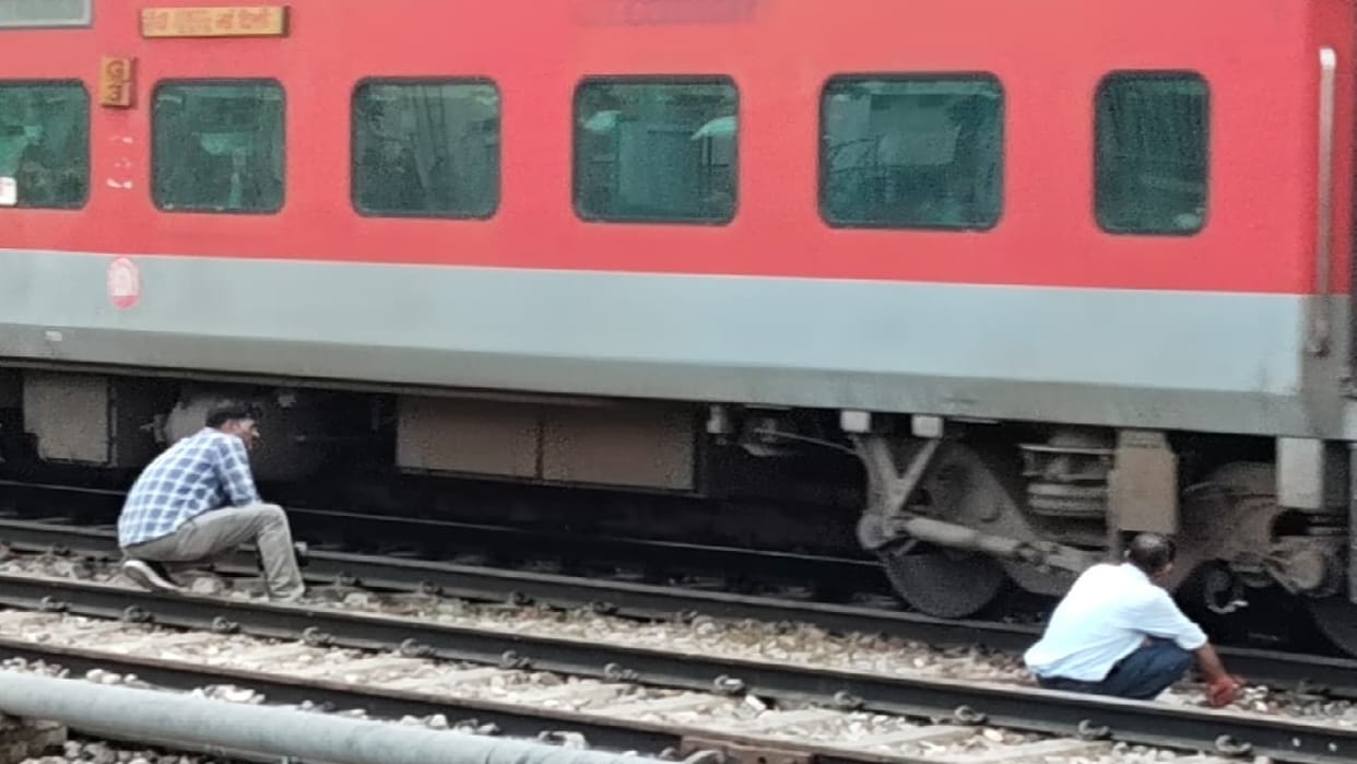 Garib Rath Express was stopped for 15 minutes due to brake winding in Khurja